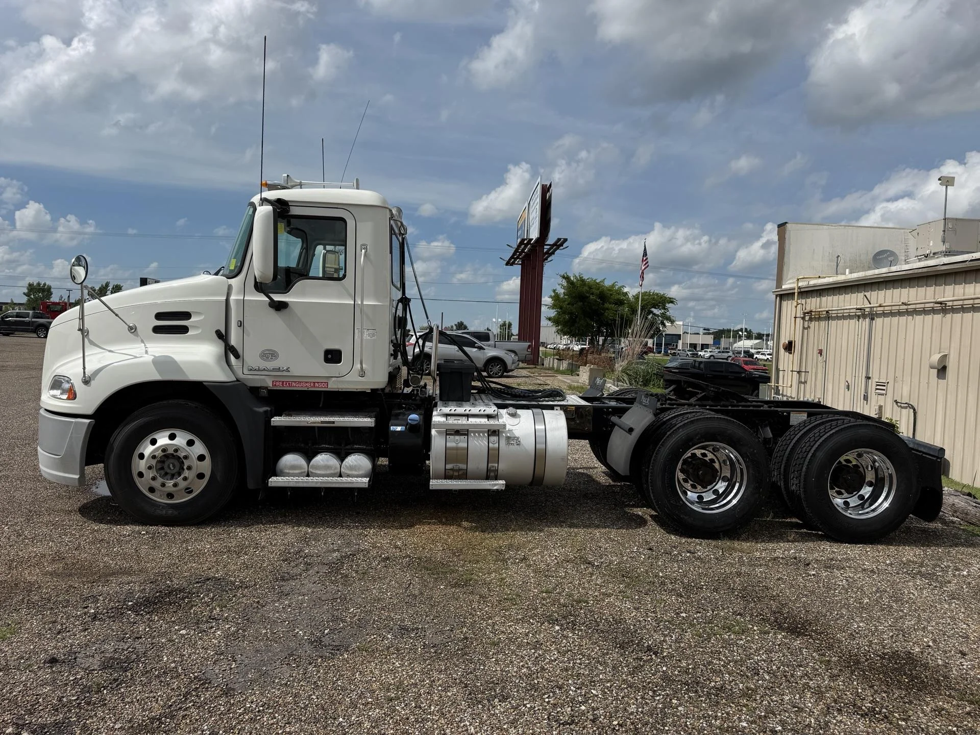 2015 Mack Pinnacle in Quincy, IL — photo 2