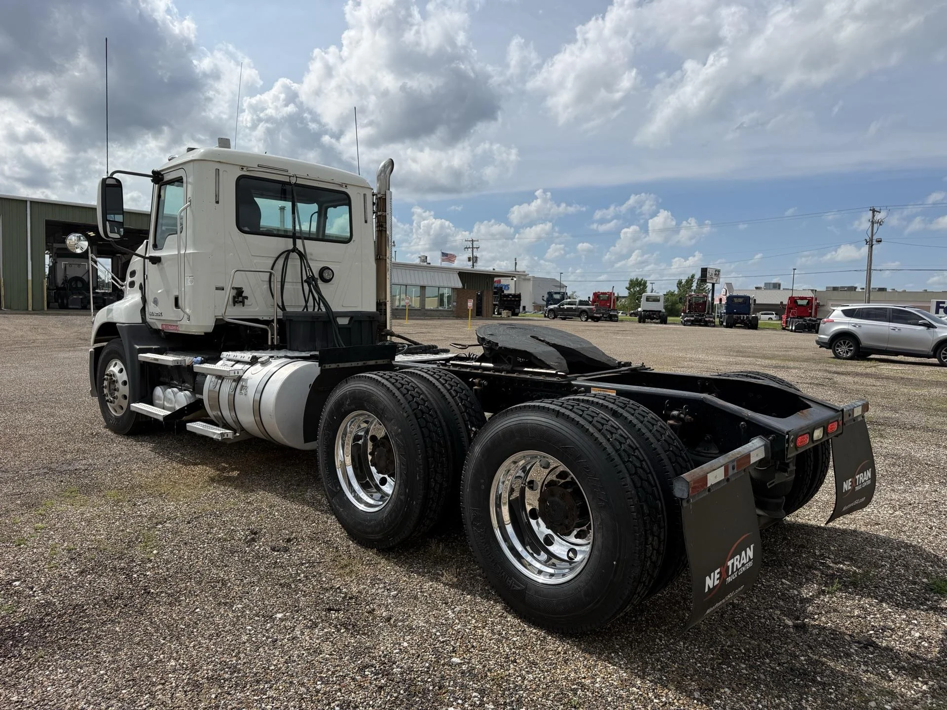 2015 Mack Pinnacle in Quincy, IL — photo 3