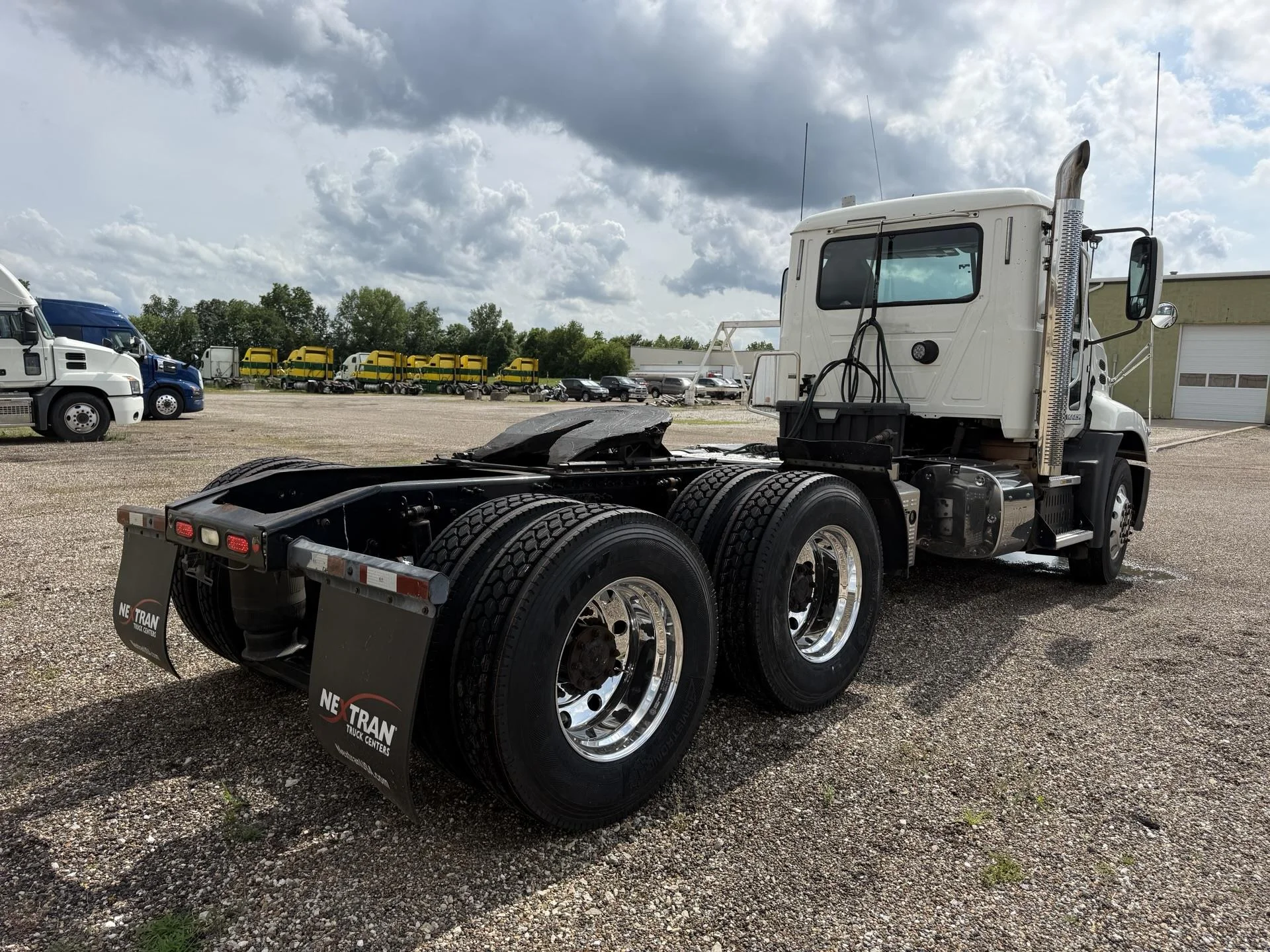 2015 Mack Pinnacle in Quincy, IL — photo 4