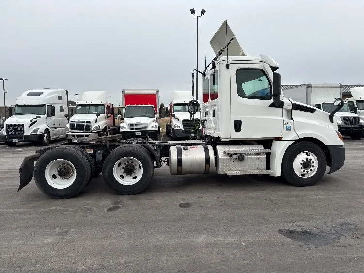 2020 Freightliner Cascadia - image 8