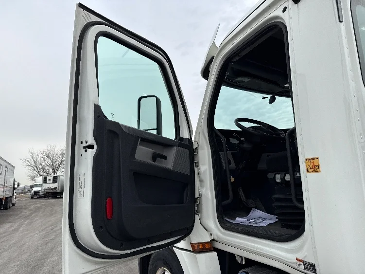 2020 Freightliner Cascadia - image 9