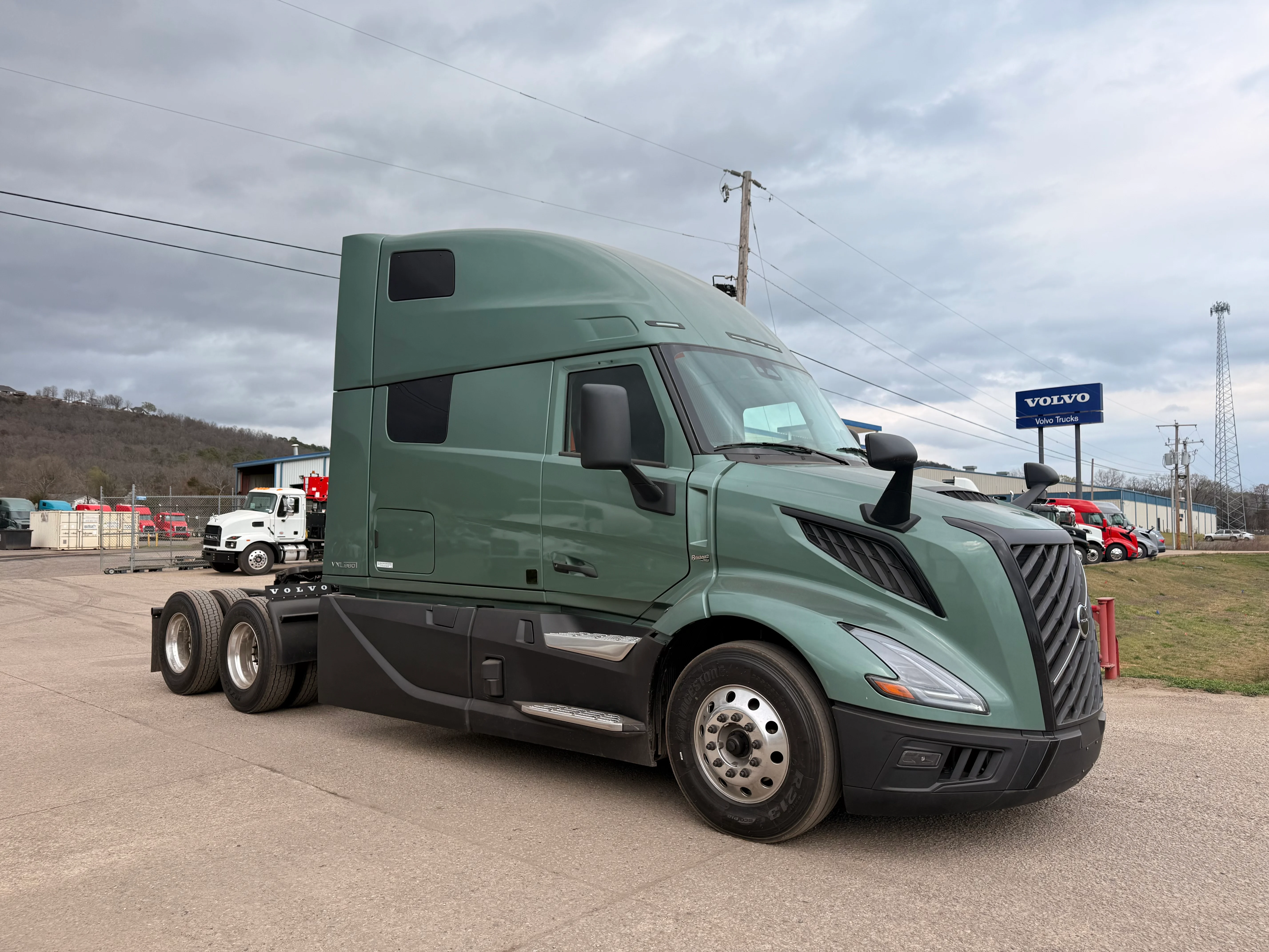 2027 Volvo VNL 860 in Pottsville, PA — photo 3