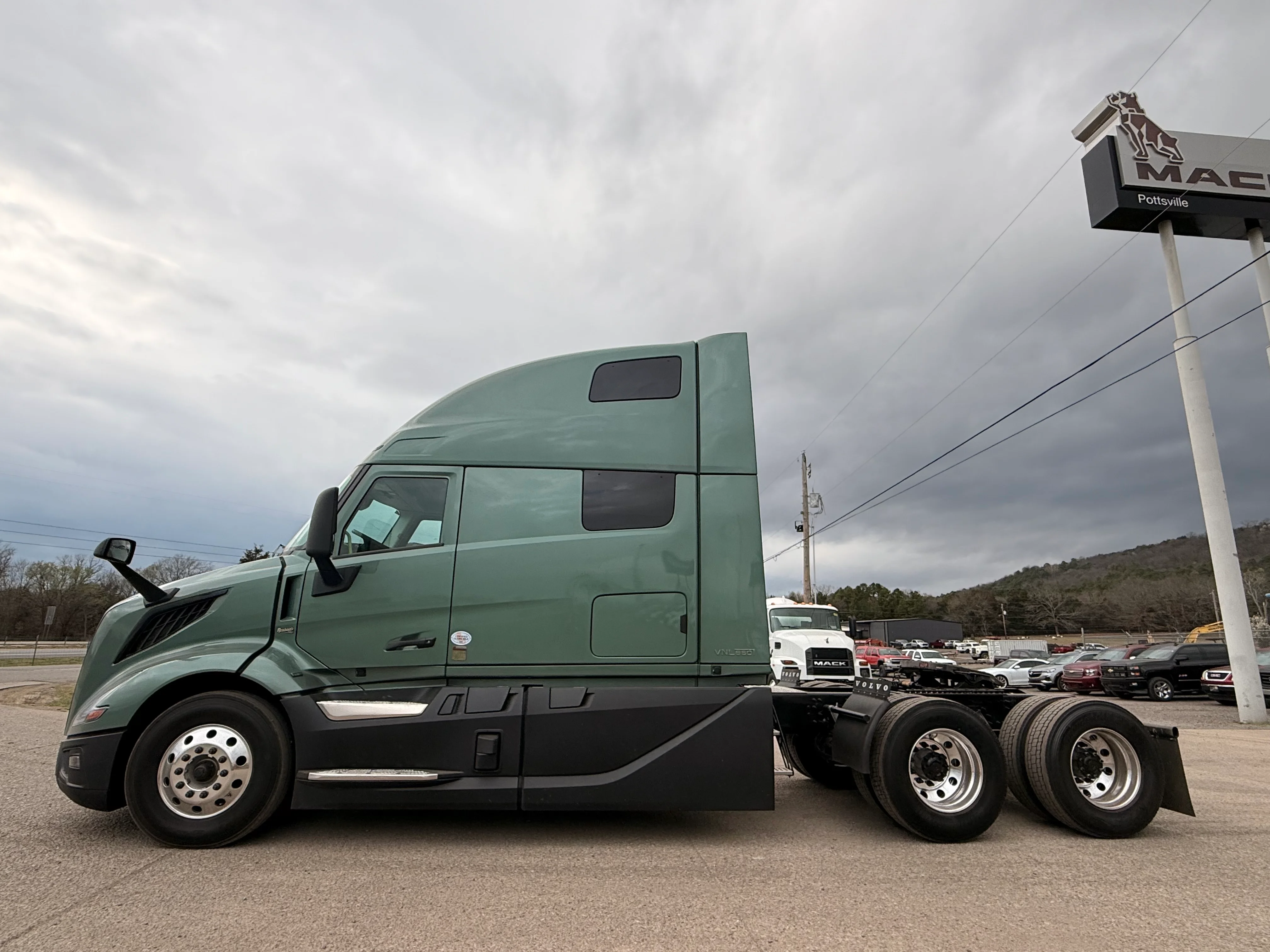 2027 Volvo VNL 860 in Pottsville, PA