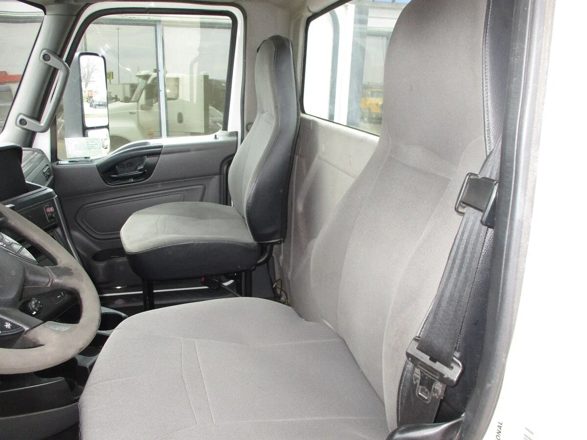 2019 International LT - image 13