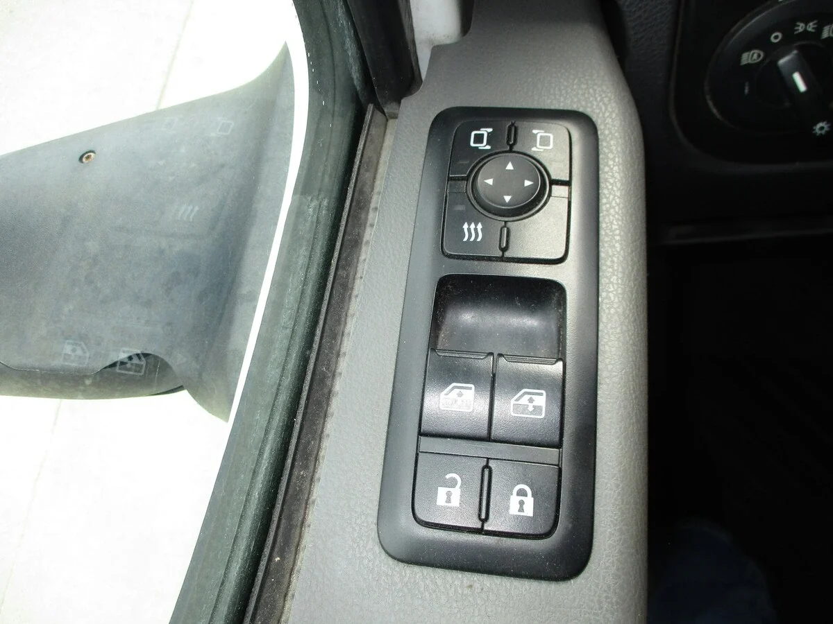 2019 International LT - image 17