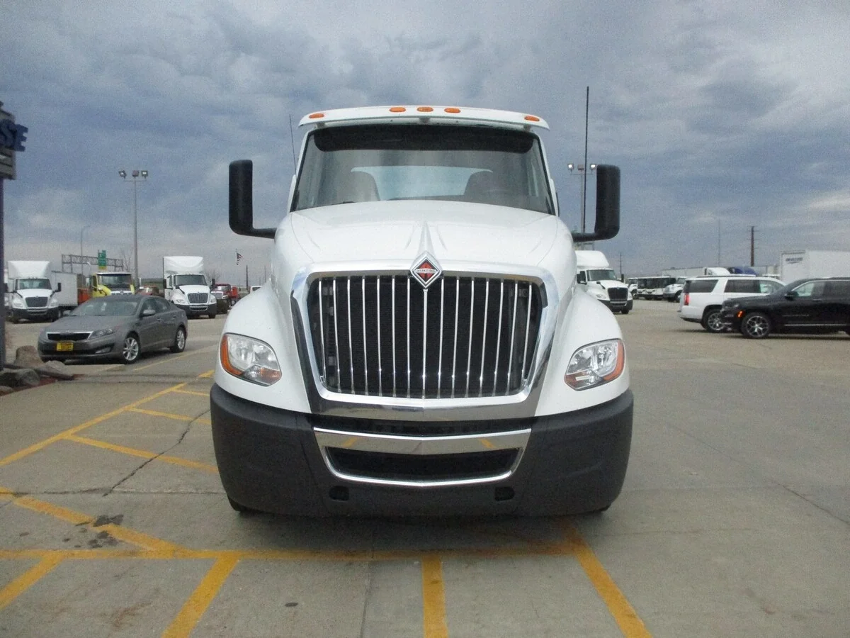 2019 International LT - image 2