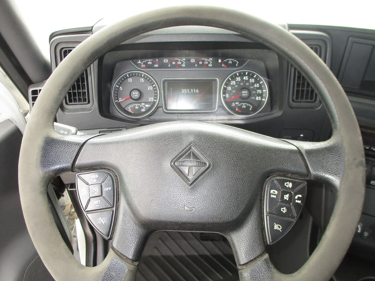 2019 International LT - image 15