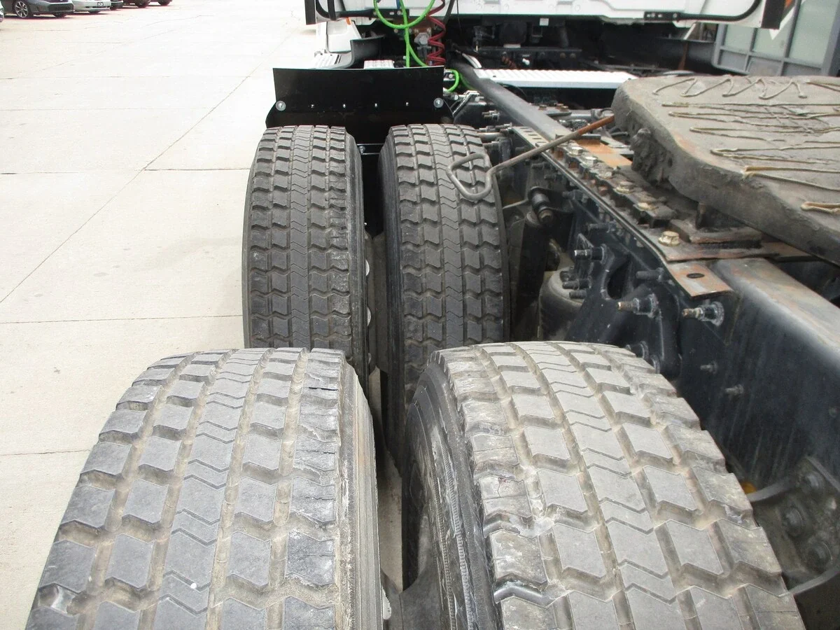 2019 International LT - image 9