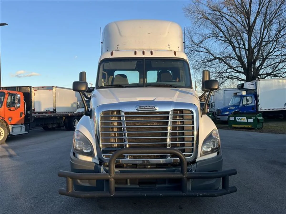 2019 Freightliner Cascadia in Beltsville, MD — photo 2