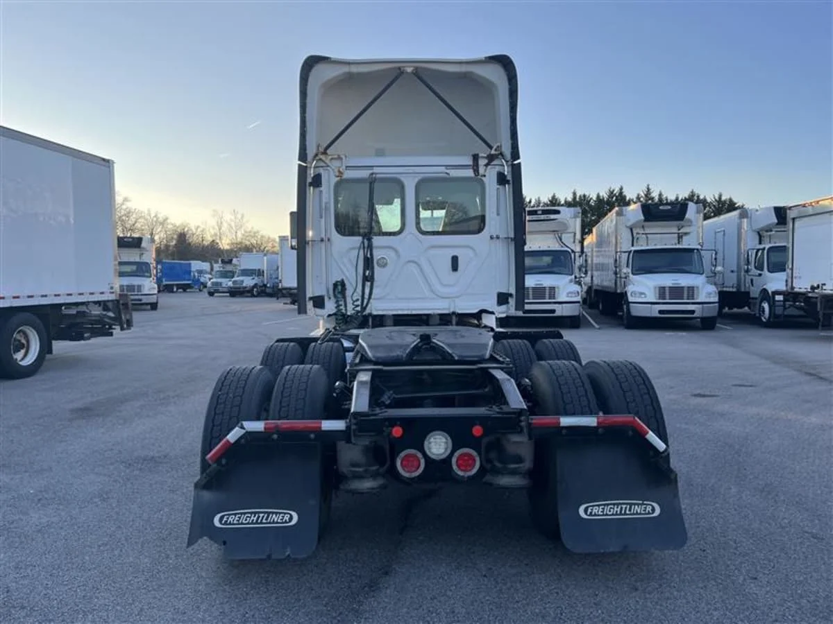 2019 Freightliner Cascadia - image 5
