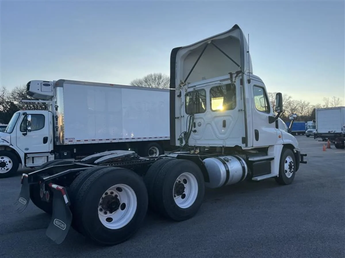 2019 Freightliner Cascadia in Beltsville, MD — photo 4