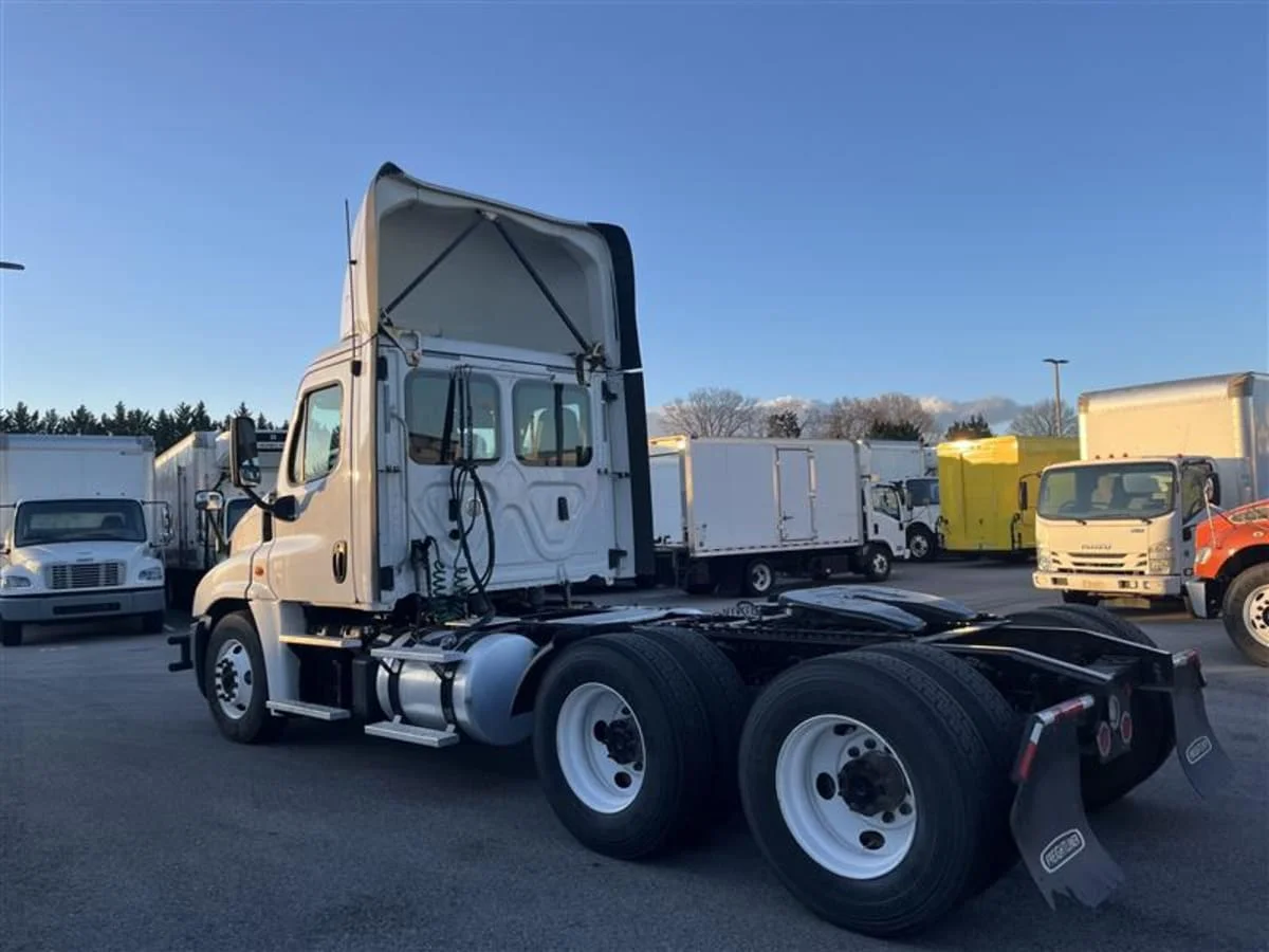 2019 Freightliner Cascadia in Beltsville, MD — photo 6