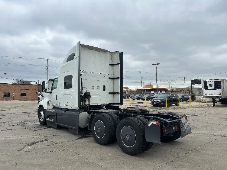 2023 International LT - image 5