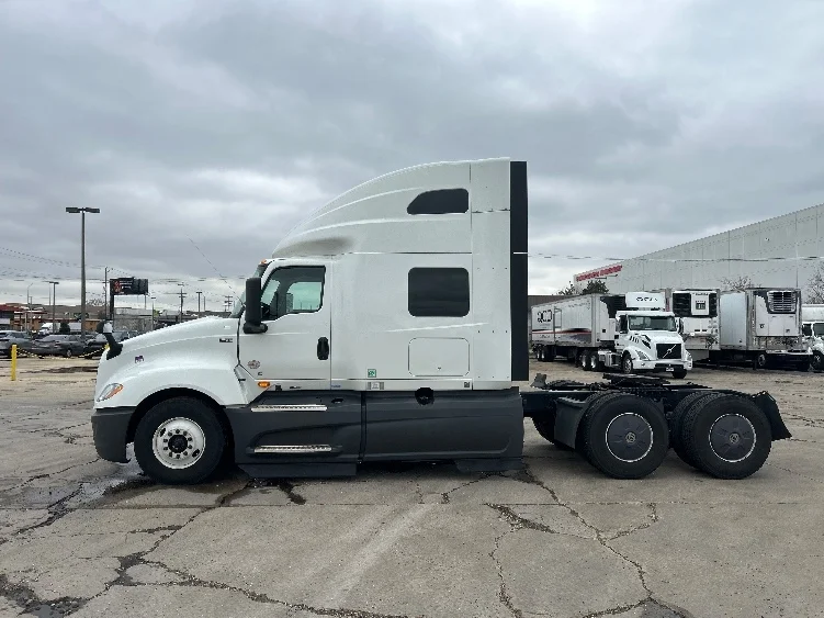 2023 International LT - image 4
