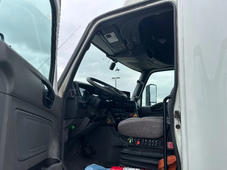 2023 International LT - image 9