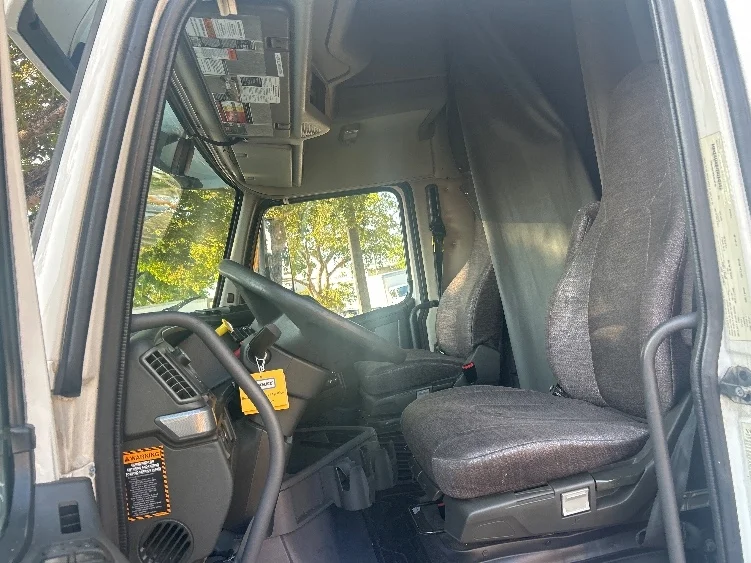 2019 Volvo VNL 760 - image 9