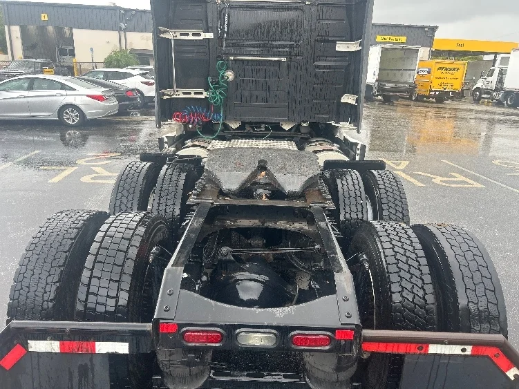 2019 Volvo VNL 760 - image 6