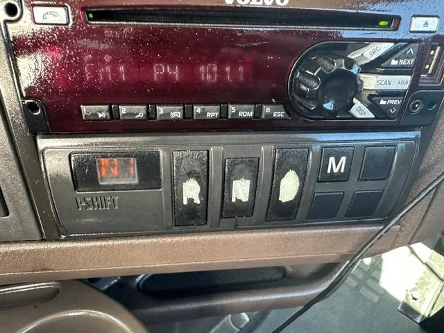 2017 Volvo VNL 300 — photo 8