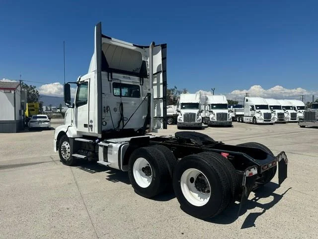 2017 Volvo VNL 300 — photo 6