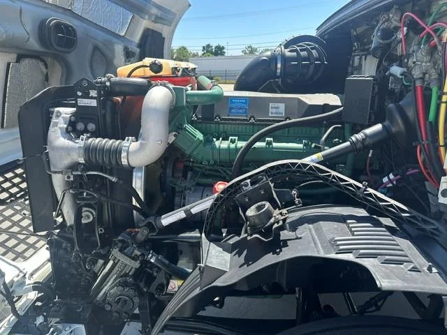 2017 Volvo VNL 300 — photo 2
