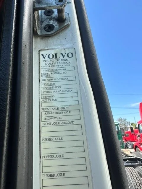 2017 Volvo VNL 300 — photo 4