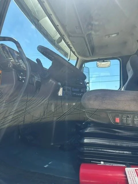2017 Volvo VNL 300 — photo 17