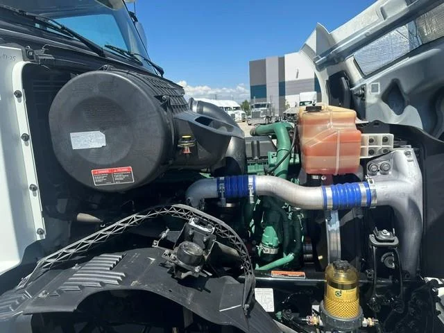 2017 Volvo VNL 300 — photo 13