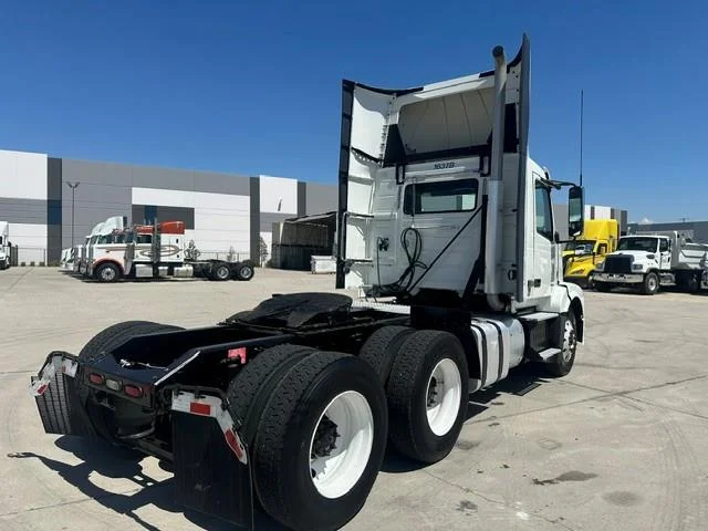2017 Volvo VNL 300 — photo 5