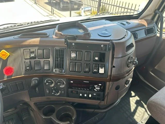 2017 Volvo VNL 300 — photo 15