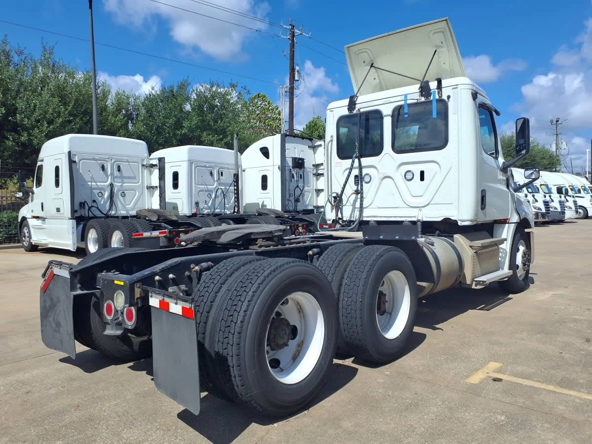 2019 Freightliner Cascadia in Houston, TX — photo 4