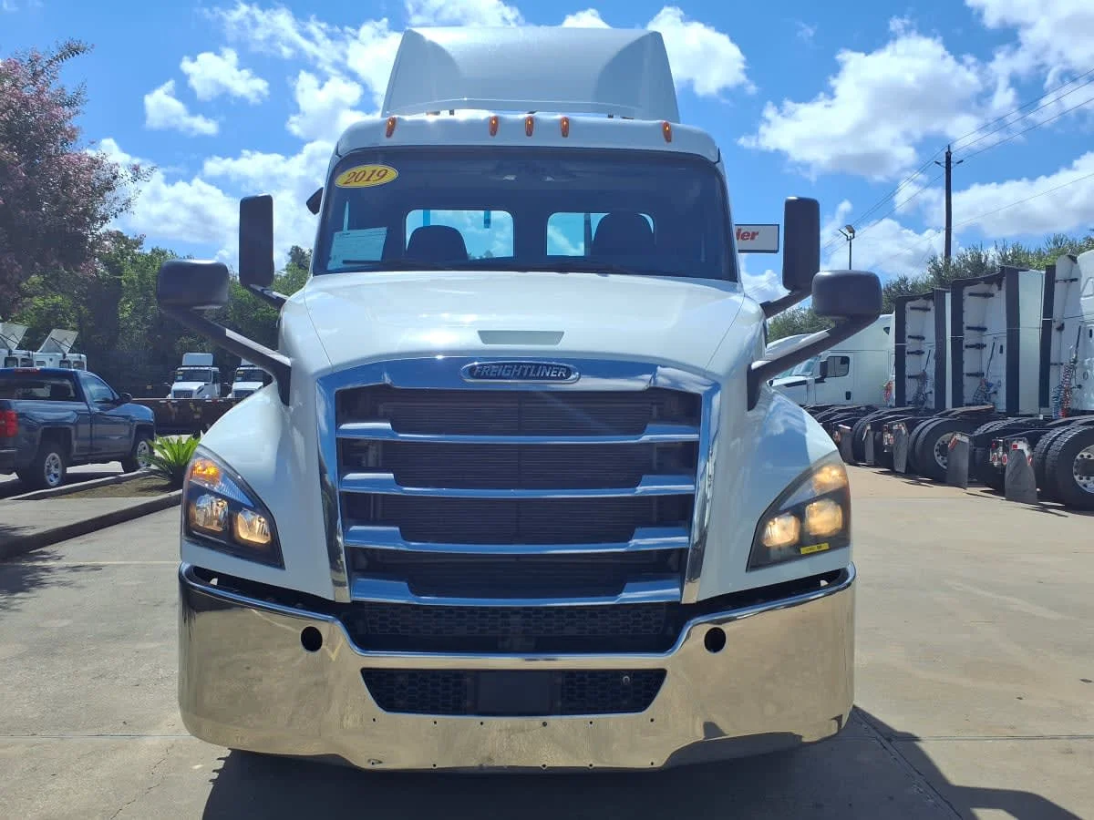2019 Freightliner Cascadia in Houston, TX — photo 2