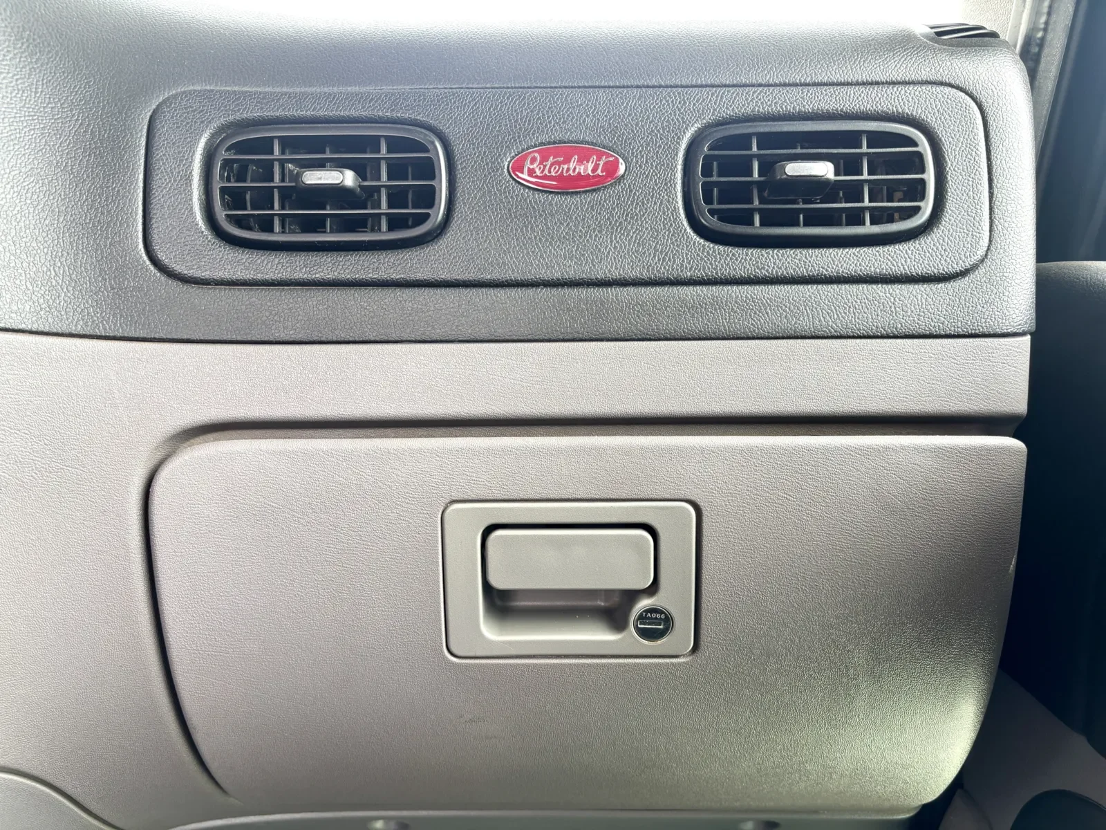 2019 Peterbilt 389 - image 19