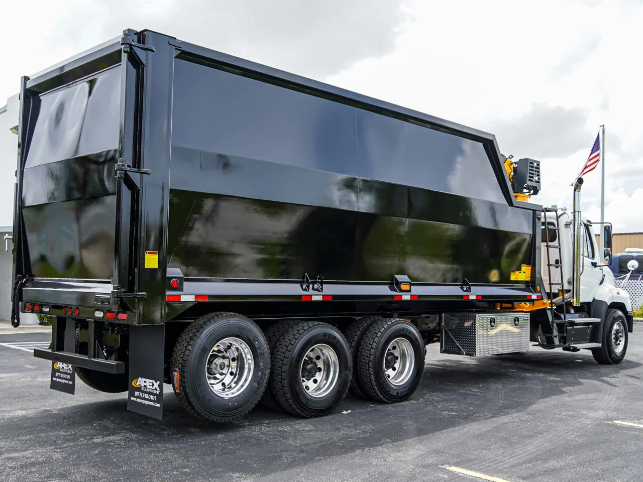 2026 Freightliner 114SD — photo 4