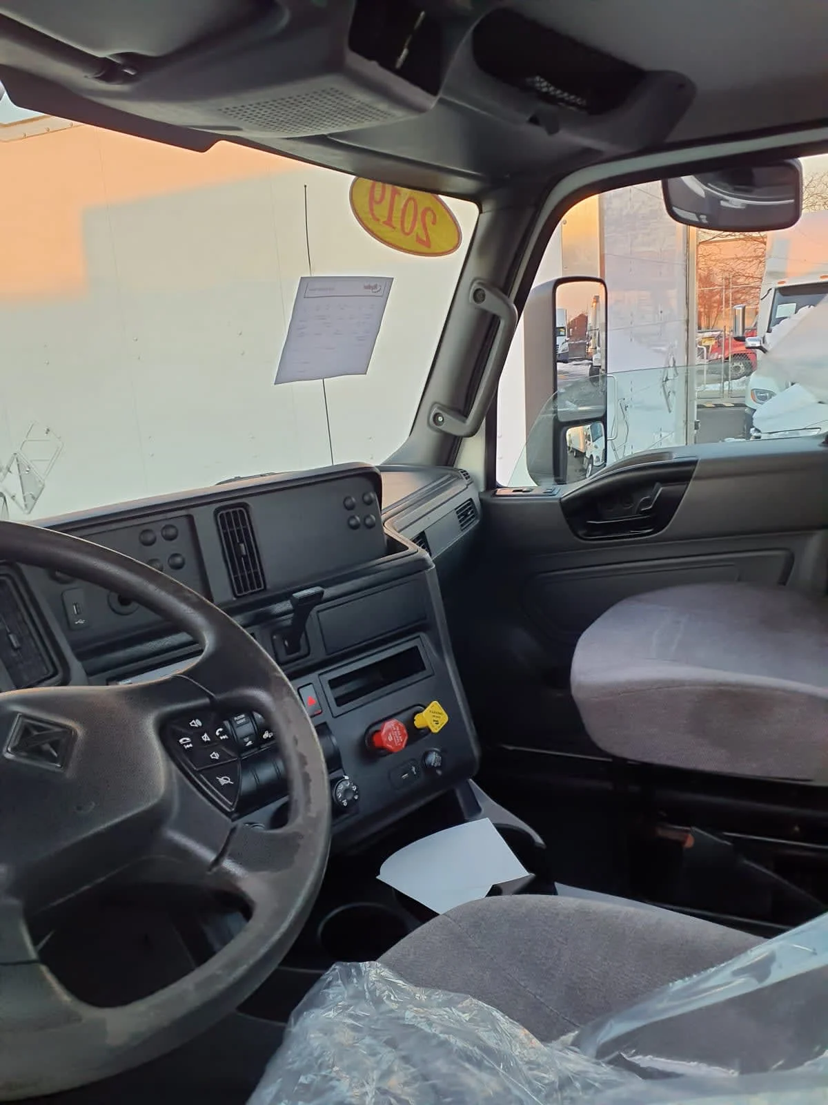 2019 International LT - image 7