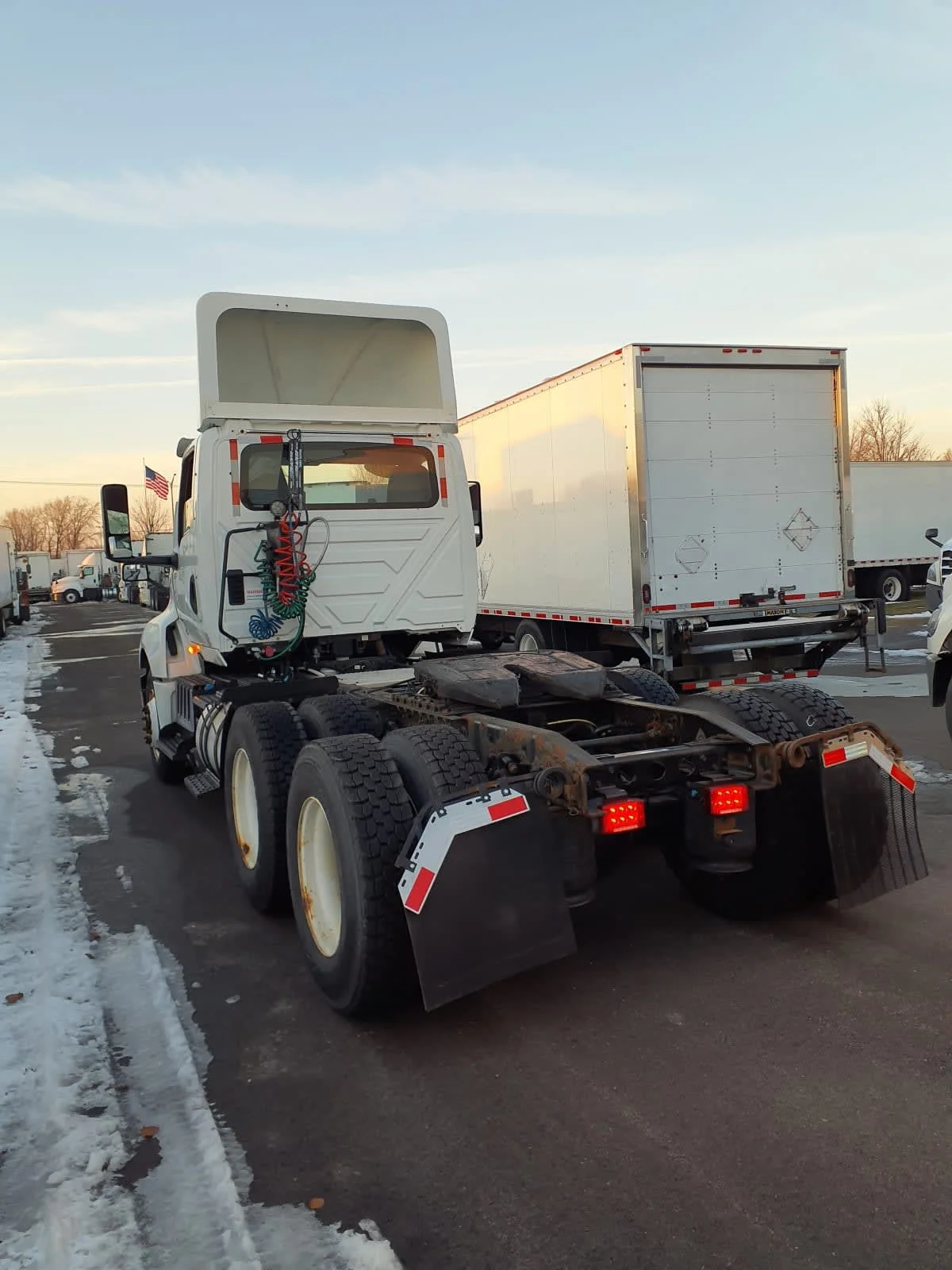 2019 International LT - image 6