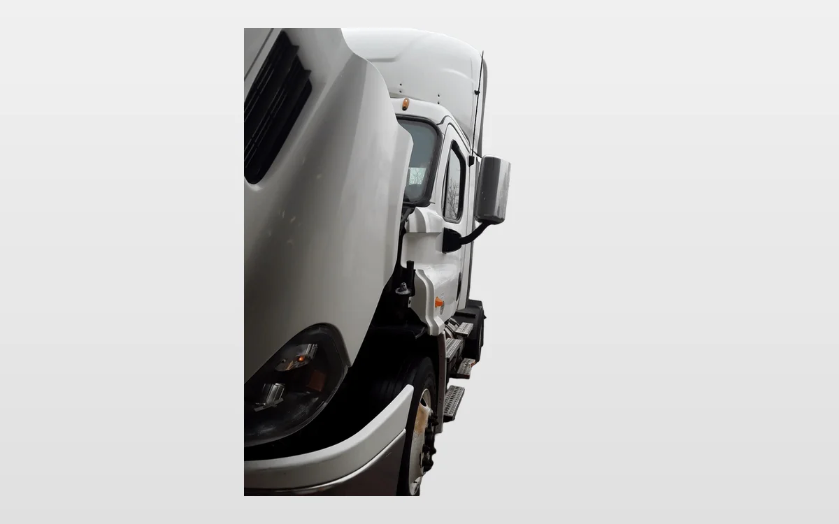 2017 Freightliner Cascadia - image 1