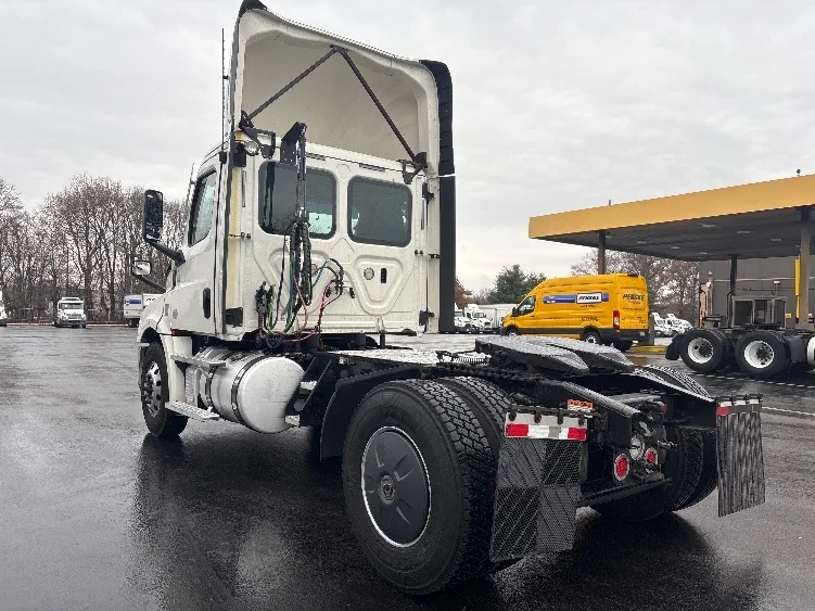 2020 Freightliner Cascadia in Burlington, NJ — photo 5
