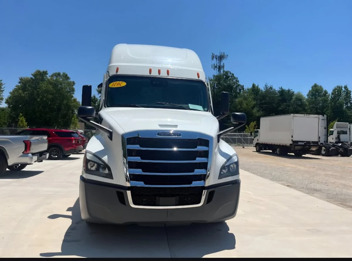 2021 Freightliner Cascadia in Greensboro, NC — photo 2