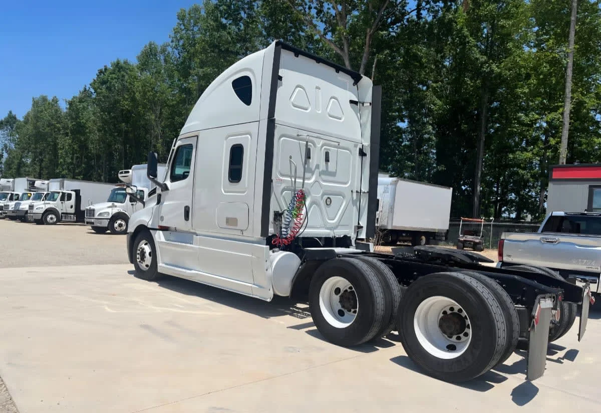 2021 Freightliner Cascadia in Greensboro, NC — photo 6