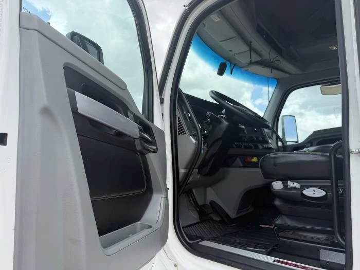 2021 Kenworth T680 — photo 25