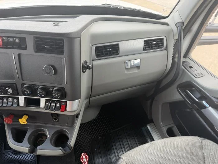 2021 Kenworth T680 — photo 34