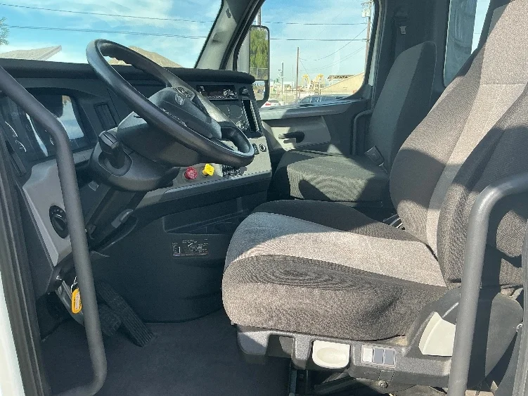 2021 Freightliner Cascadia - image 10