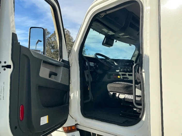 2021 Freightliner Cascadia - image 9