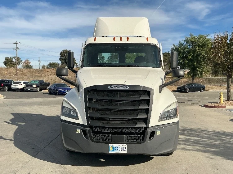 2021 Freightliner Cascadia - image 2