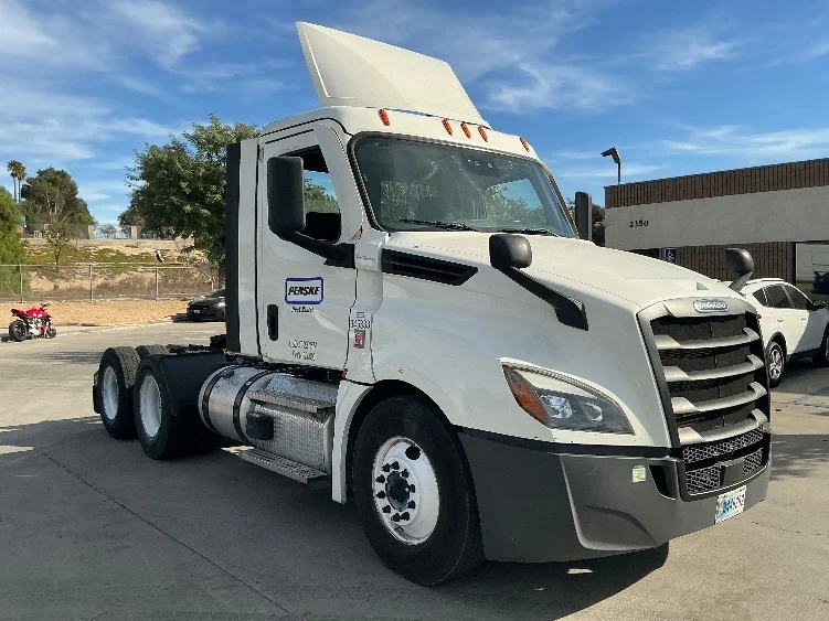 2021 Freightliner Cascadia in Fontana, CA