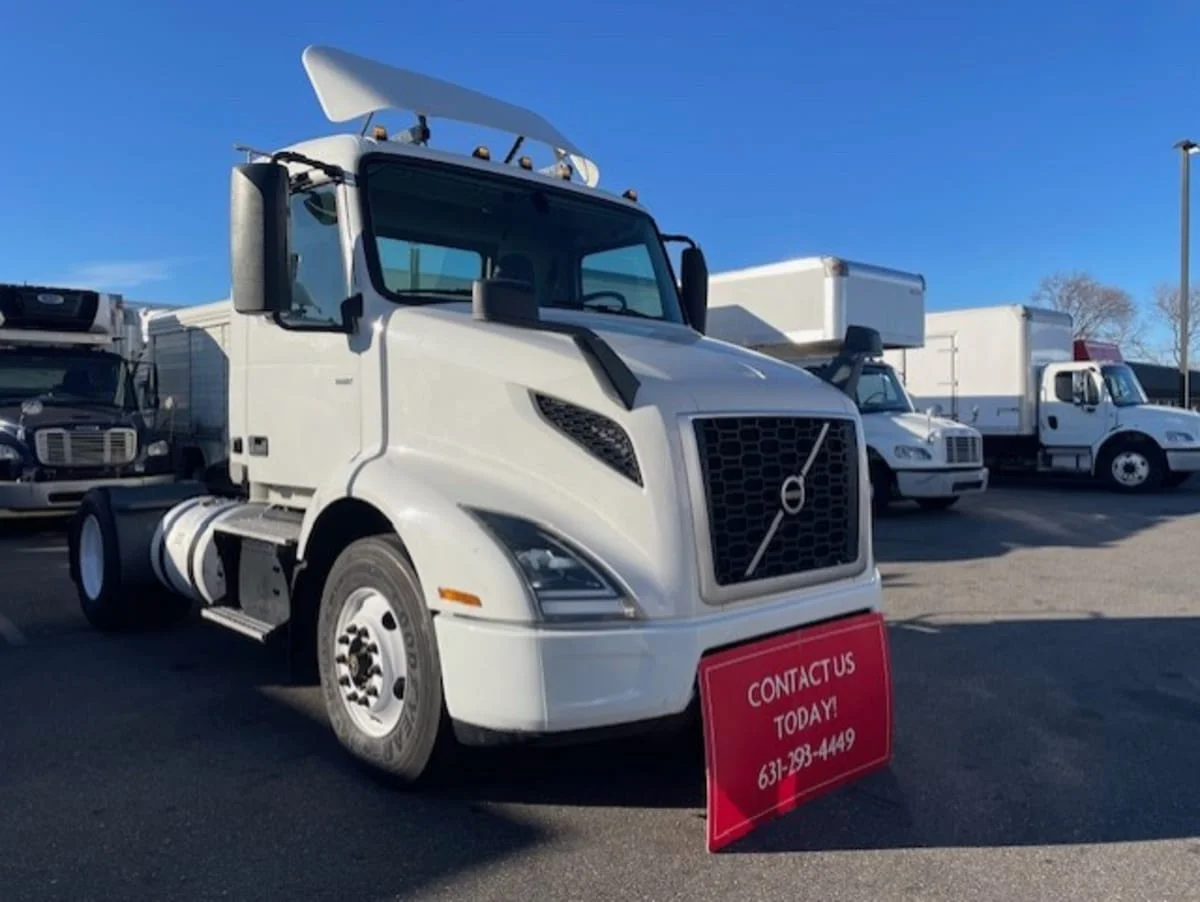 2019 Volvo VNR 660 in Farmingdale, NY — photo 3
