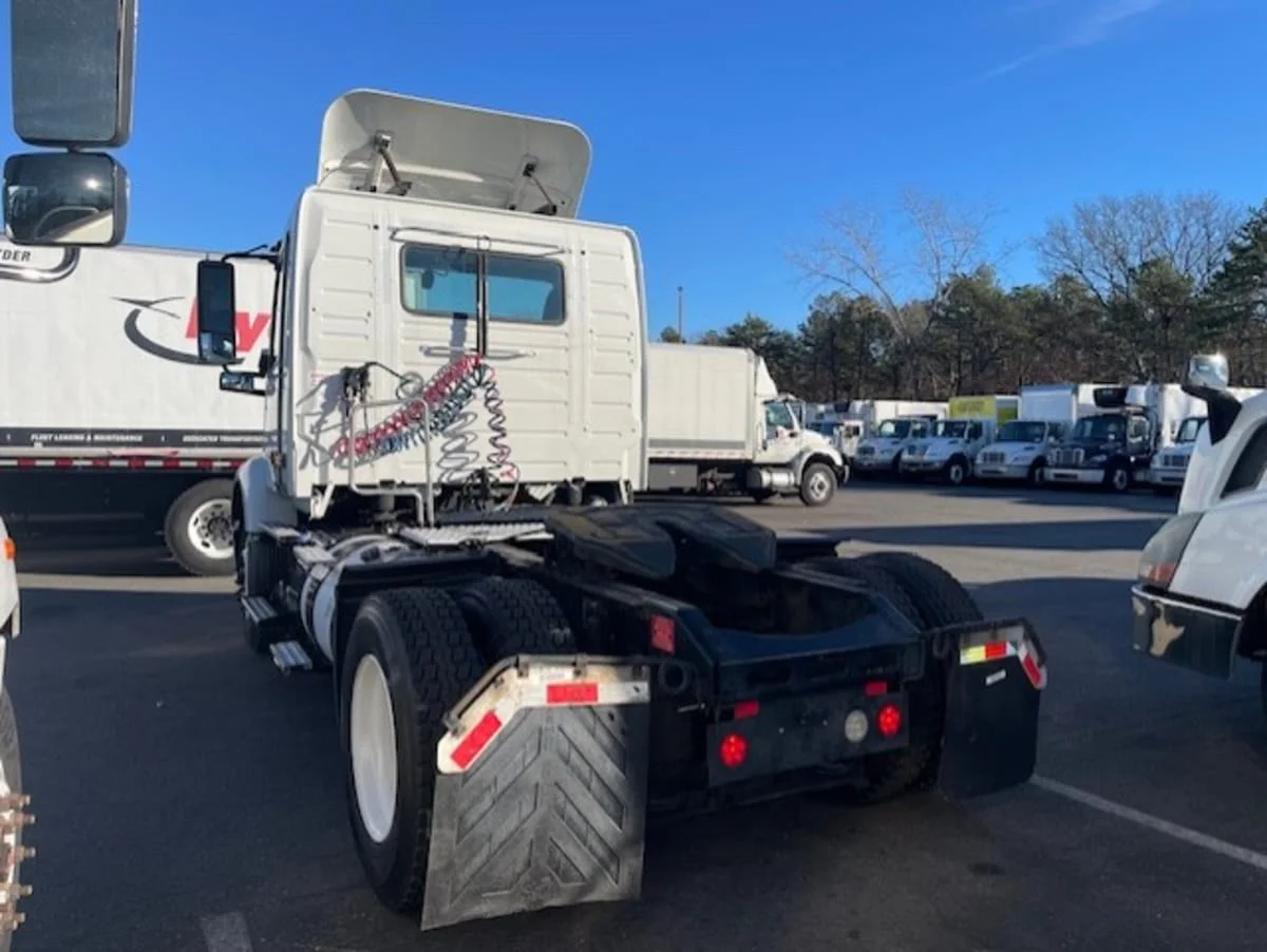 2019 Volvo VNR 660 in Farmingdale, NY — photo 6