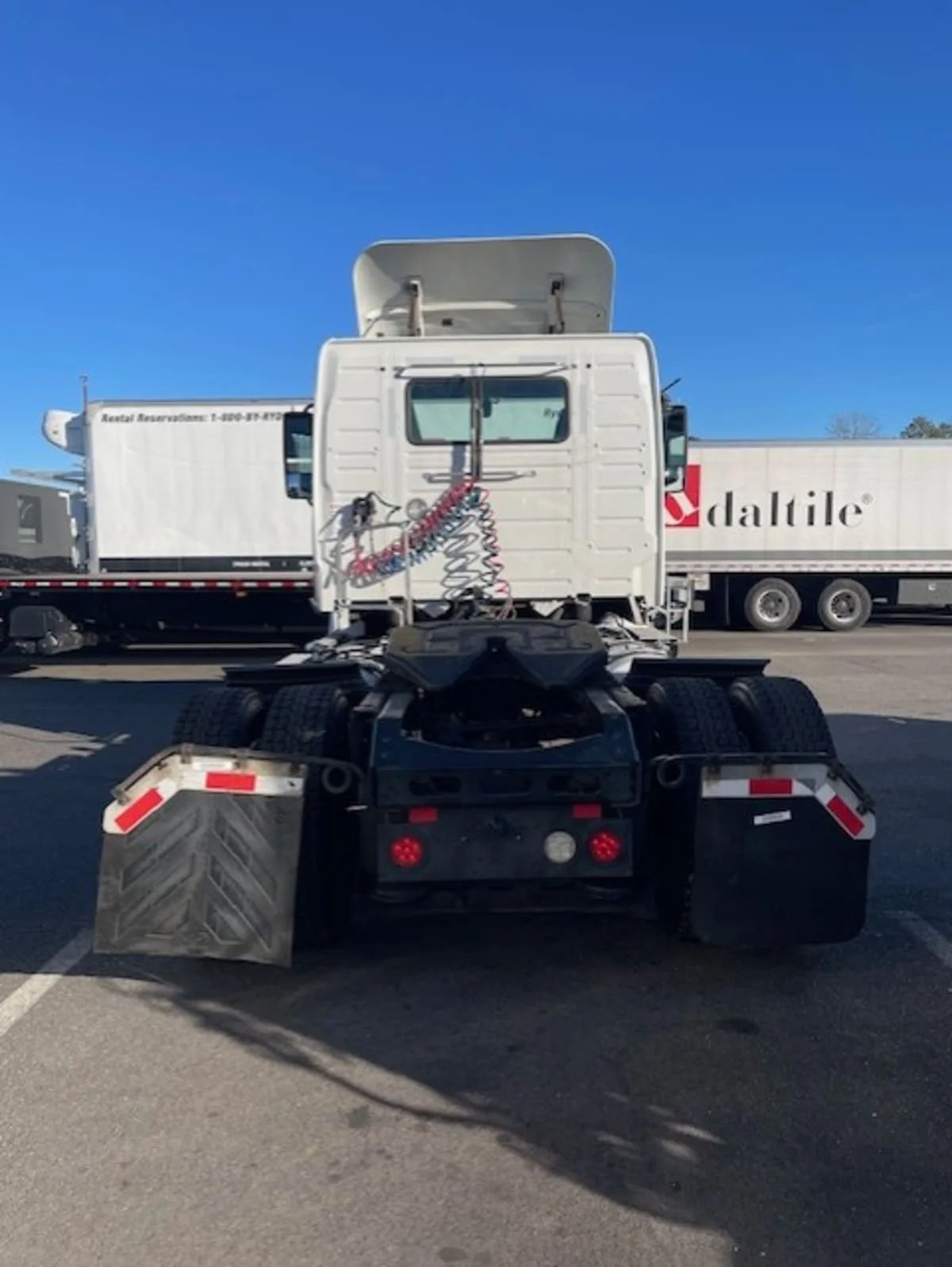 2019 Volvo VNR 660 in Farmingdale, NY — photo 5
