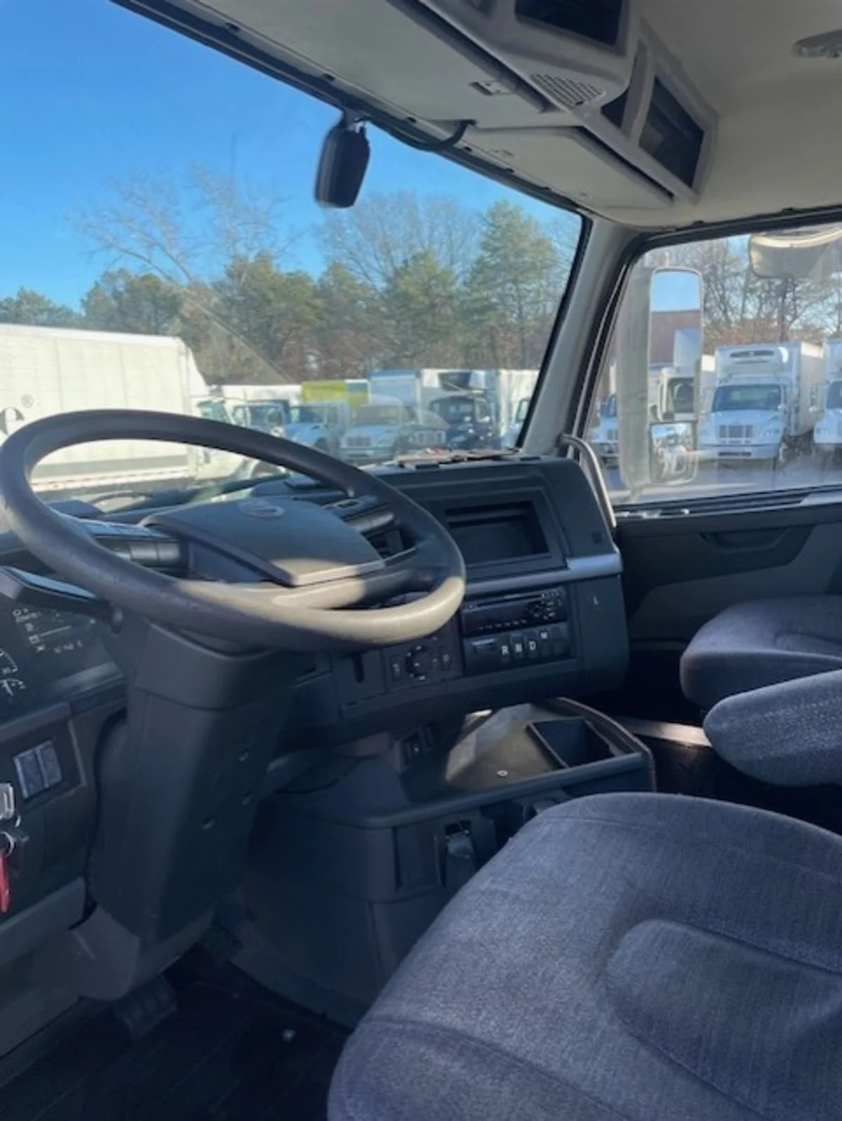 2019 Volvo VNR 660 in Farmingdale, NY — photo 7