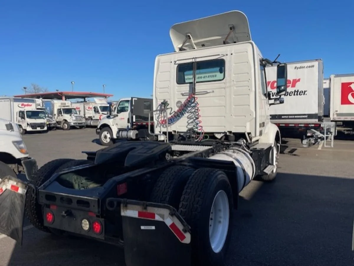 2019 Volvo VNR 660 in Farmingdale, NY — photo 4